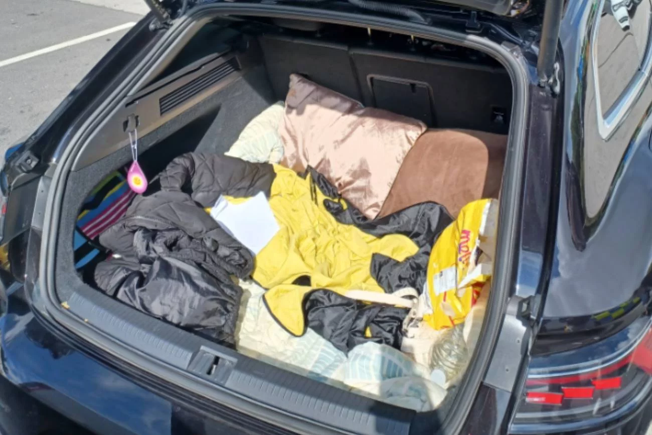 Policjanci zatrzymali samochód rodziny na wakacjach. Dzieci w bagażniku