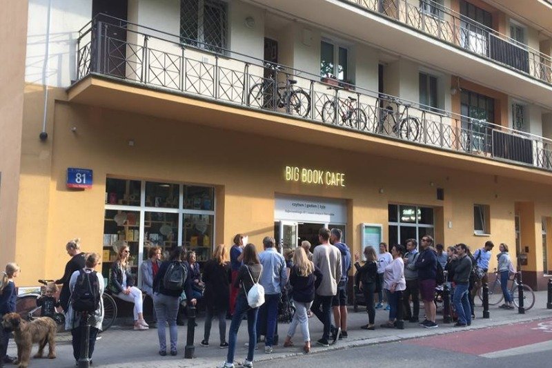 Big Book Cafe to wyjątkowe centrum literackie w Warszawie. Napijemy się tu kawy w otoczeniu mnóstwa książek. Organizowane wydarzenia specjalne przyciągają tłumy
