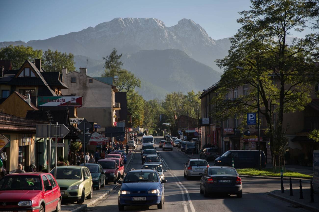 Mężczyźni w Zakopanem jechali na dachu auta. Kuriozalne nagranie turystów