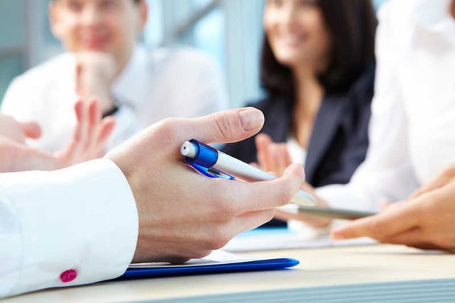 Ministerstwo pracy radzi pracodawcom, jak uniknąć zwolnień pracowników.