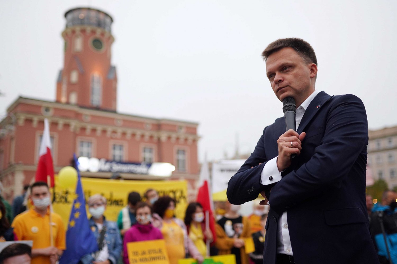 Partia Szymona Hołowni mogłaby liczyć na trzecie miejsce na polskiej scenie politycznej - wynika z badania Social Changes dla wPolityce.pl.