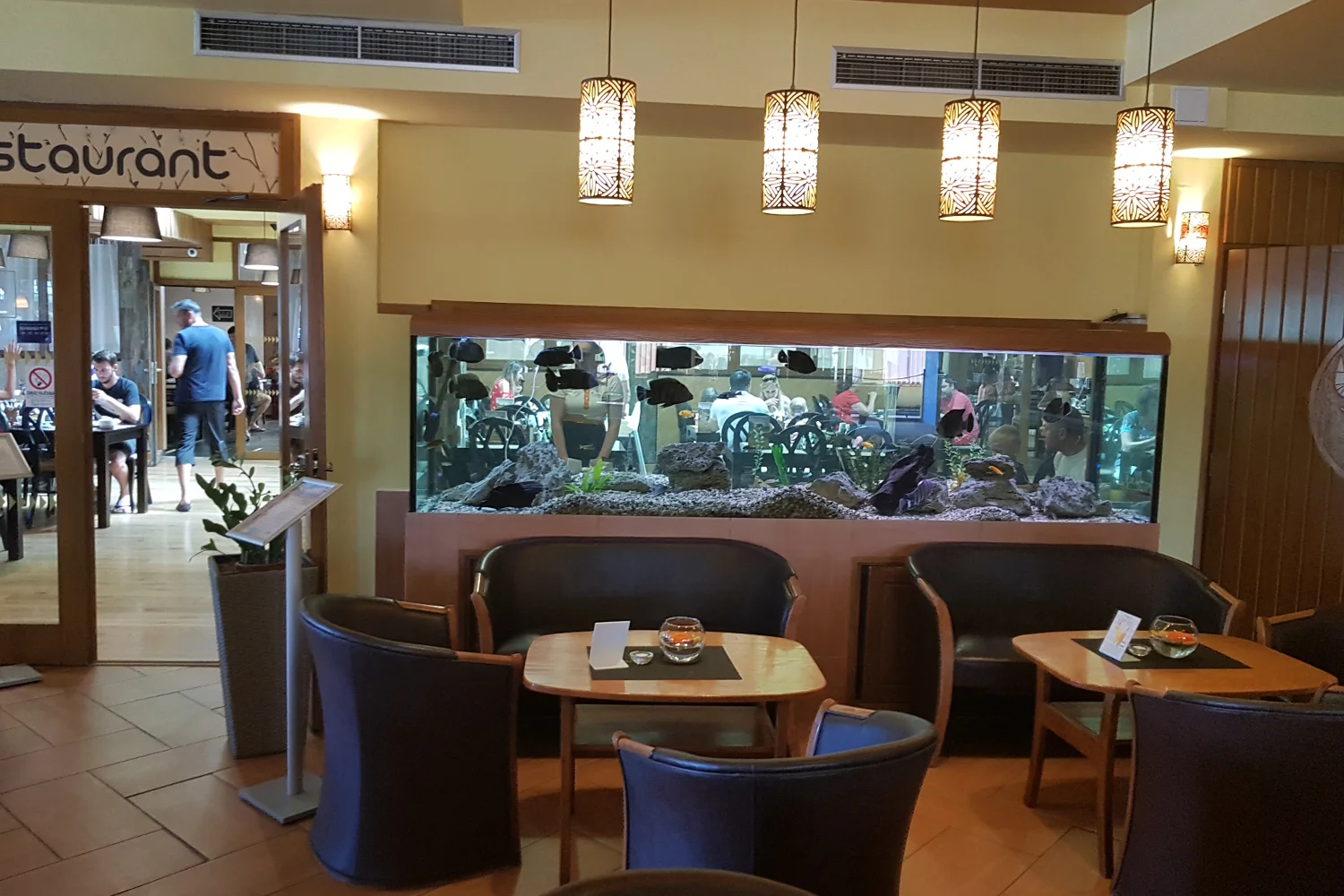 Restauracja na terenie ośrodka TMR. Nawet tu jest woda, choć akurat w formie akwarium.