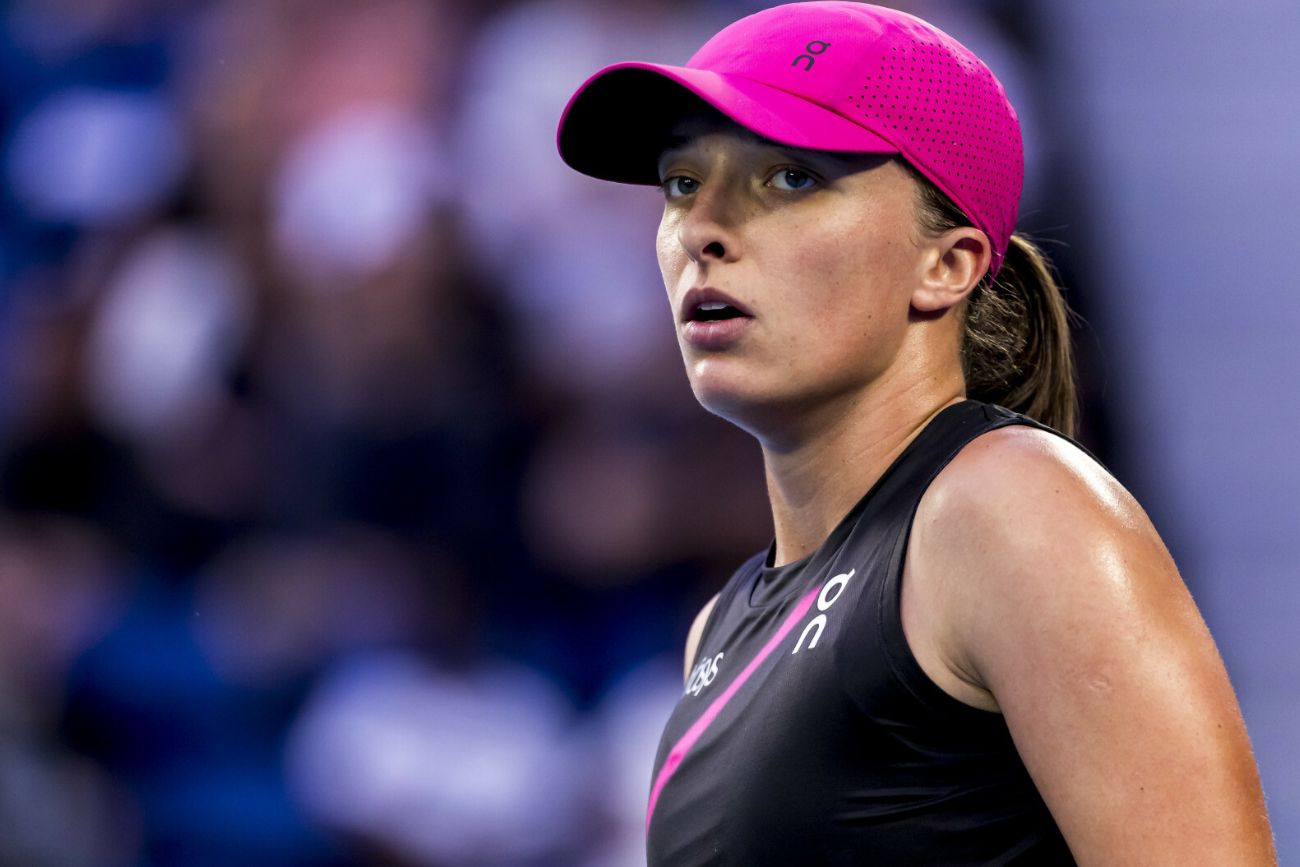 Thriller na kortach w Melbourne. Świetny serwis, łzy i porażka Świątek