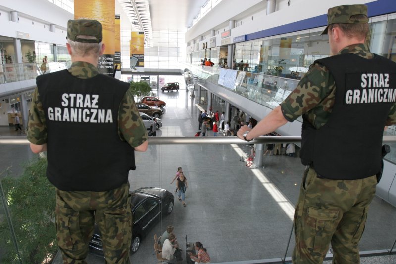 Miało być śmiesznie, ale skończyło się niezbyt dobrze dla dwóch pasażerów z gdańskiego lotniska.