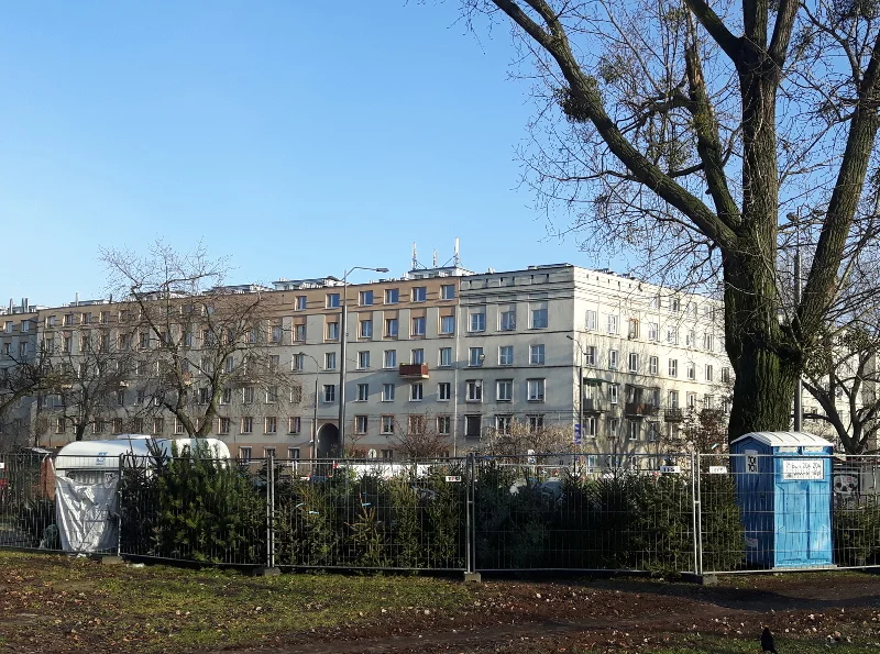 Niektóre stragany są wyposażone we własne toalety, a sprzedawca wolne chwile spędza w przyczepie kempingowej.