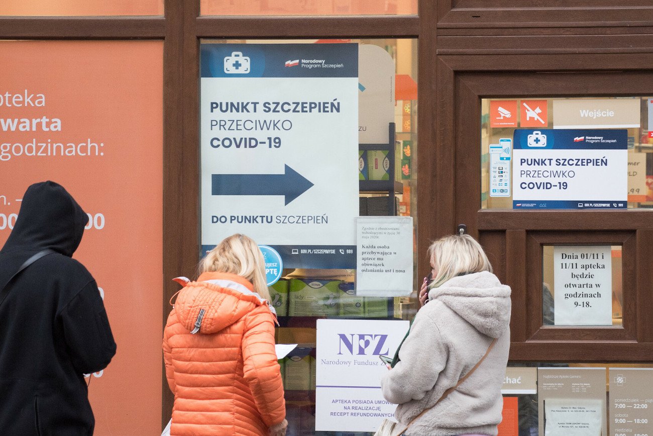 Jeśli w systemie IKP pojawi się informacja o tym, że przyjęliśmy "trzecią dawkę" szczepionki, to ważność naszego certyfikatu covidowego nie zostanie wydłużona.