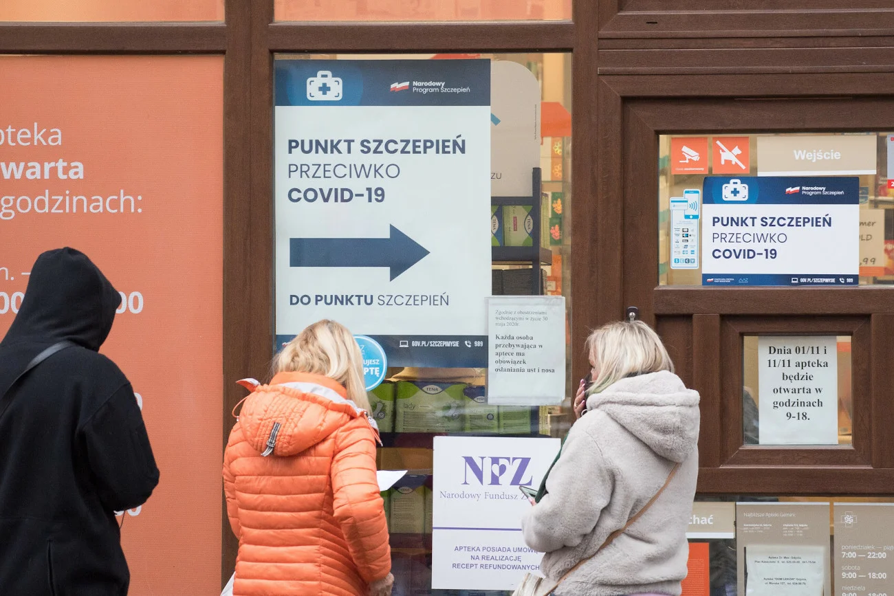 Jeśli w systemie IKP pojawi się informacja o tym, że przyjęliśmy "trzecią dawkę" szczepionki, to ważność naszego certyfikatu covidowego nie zostanie wydłużona.