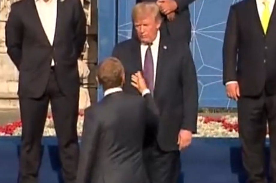 Trump klepnął mocno Tuska, ale ten nie pozostał mu dłużny.