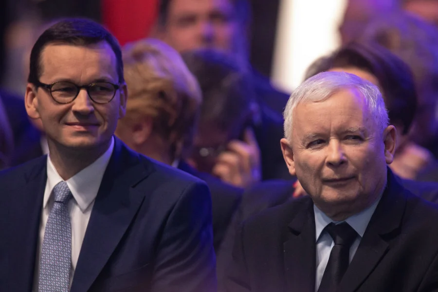 Czyich rządów bardziej obawiają się Polacy - PiS czy PO? O to zapytano w sondażu IBRiS dla "Faktu".