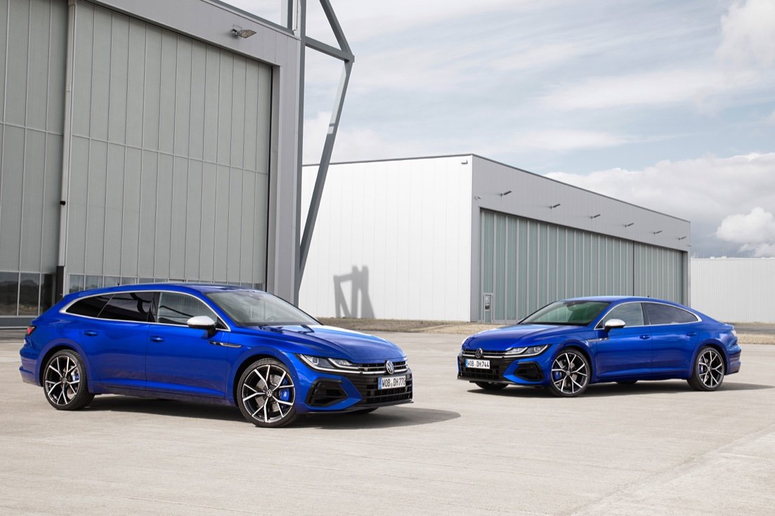 Nowy Volkswagen Arteon: po lewej wersja Gran Turismo, po prawej Fastback