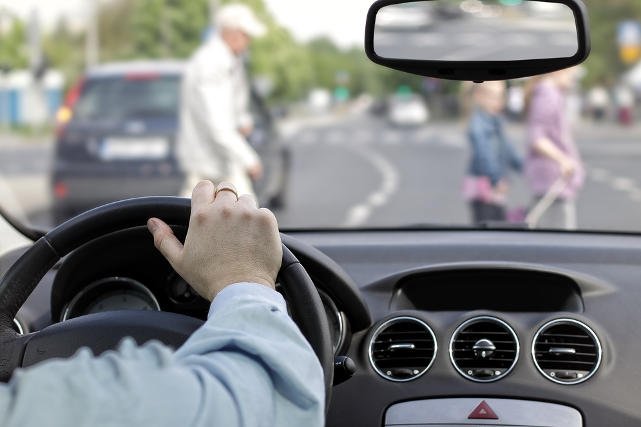 Pieszy będzie musiał upewnić się, że kierowca ustąpi mu pierwszeństwa.