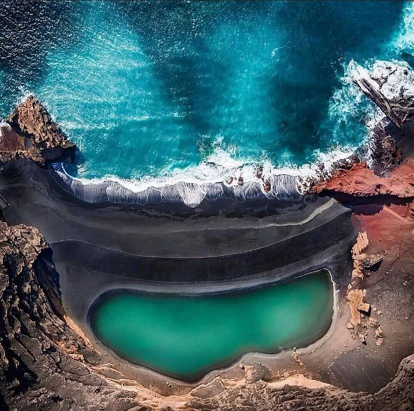 El Golfo — plaża z czarnym piaskiem na Lanzarote El Golfo — plaża z czarnym piaskiem na Lanzarote