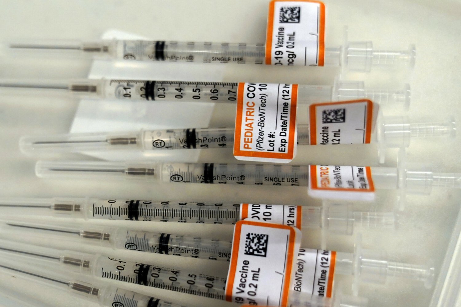 Pfizer i BioTech testują szczepionkę przeciw Omikronowi.