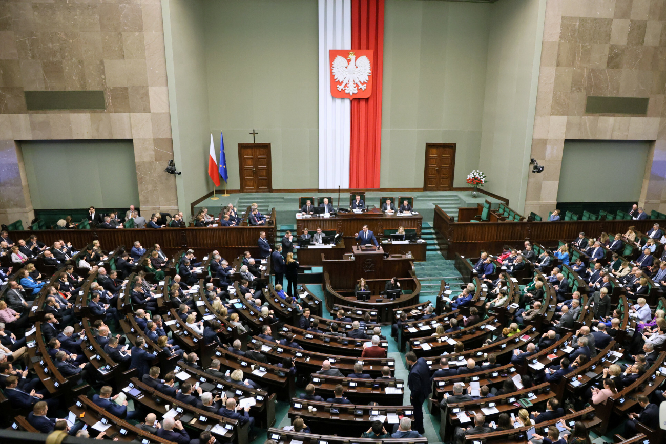 Dziennikarze obnażyli kulawy system interpelacji poselskich. Wykorzystali psy znanej rasy.