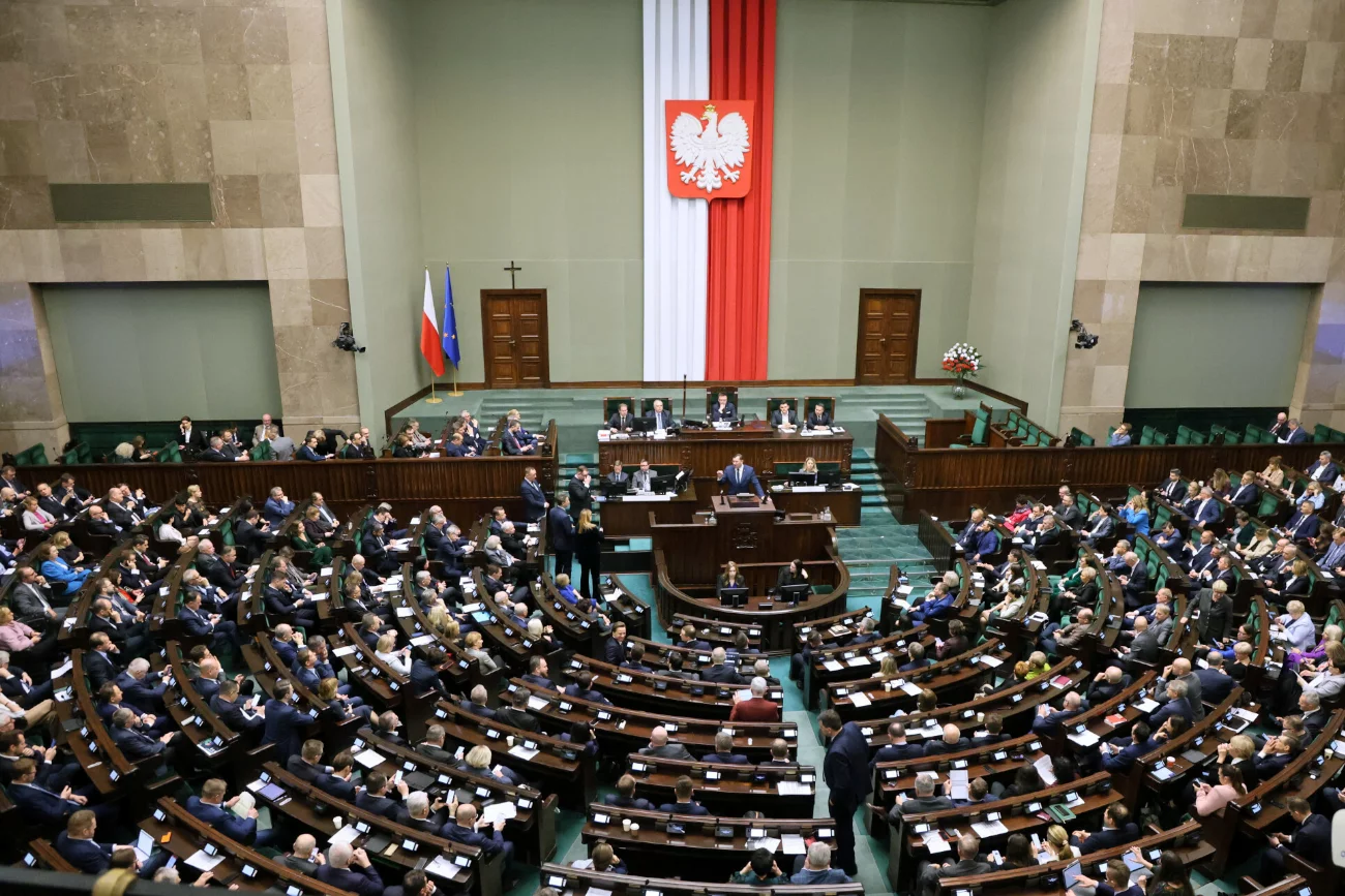 Dziennikarze obnażyli kulawy system interpelacji poselskich. Wykorzystali psy znanej rasy.
