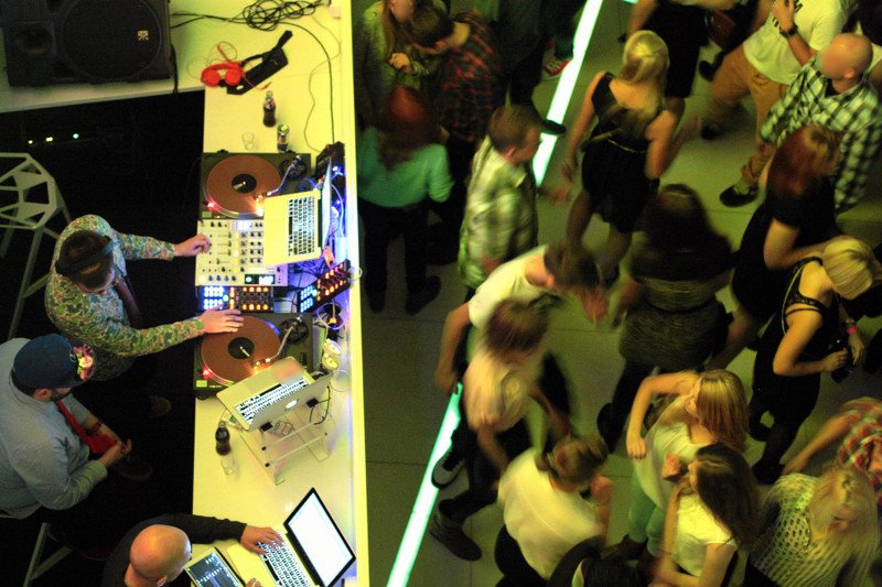 Tego nigdy nie rób w Warszawie! Prosty przepis, jak nie zostać "warszawskim bananem"