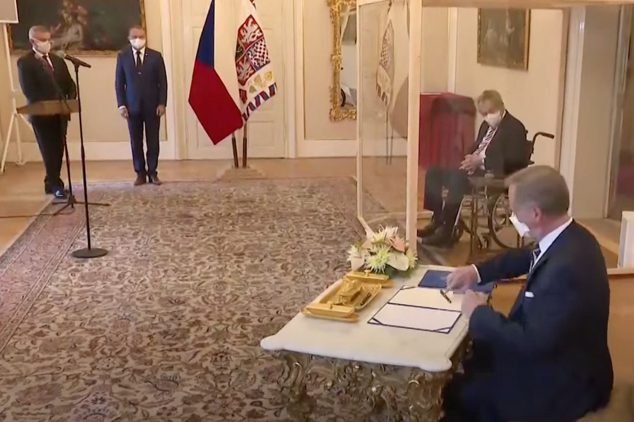 Petr Fiala otrzymał nominację na stanowisko premiera z rąk prezydenta Czech Milosza Zemana.