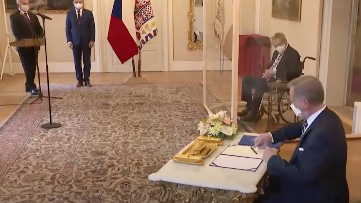 Petr Fiala otrzymał nominację na stanowisko premiera z rąk prezydenta Czech Milosza Zemana.