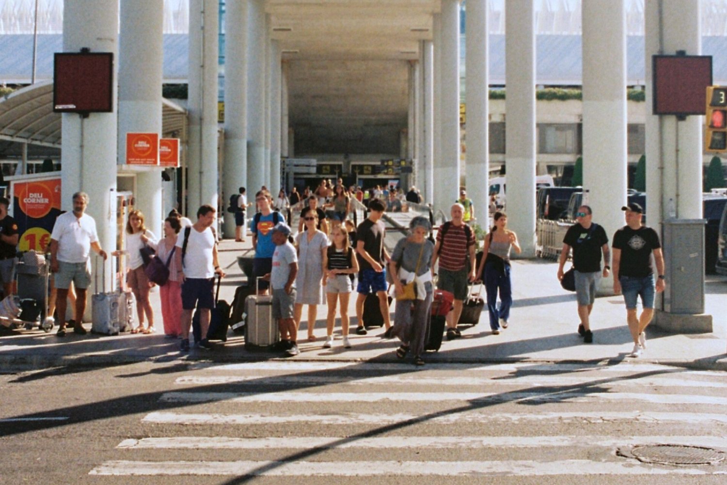 Polacy zawróceni na najgorszym lotnisku w Europie. Koczowali 20 godzin
