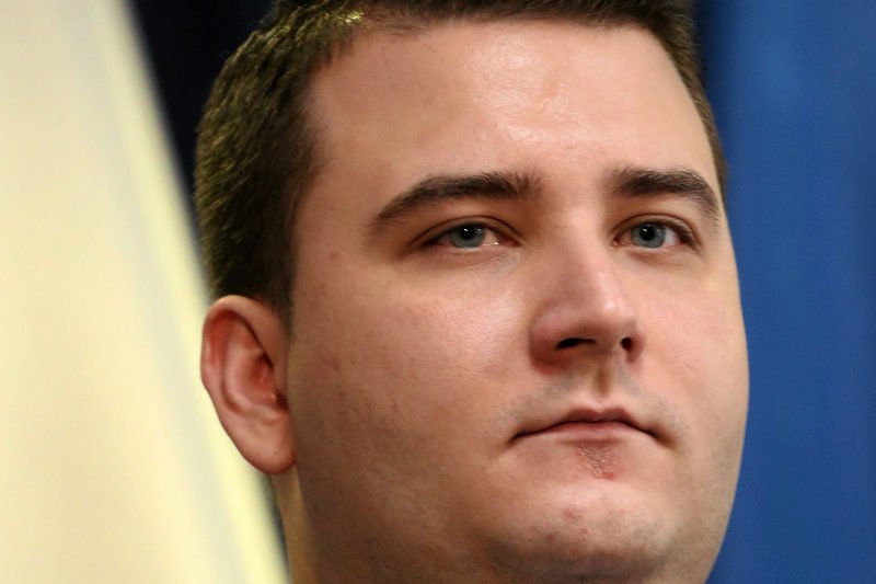 Taki pracownik to skarb, nie tylko w MON. Bartłomiej Misiewicz w ocenie Antoniego Macierewicza jest osobą wybitnie inteligentną.