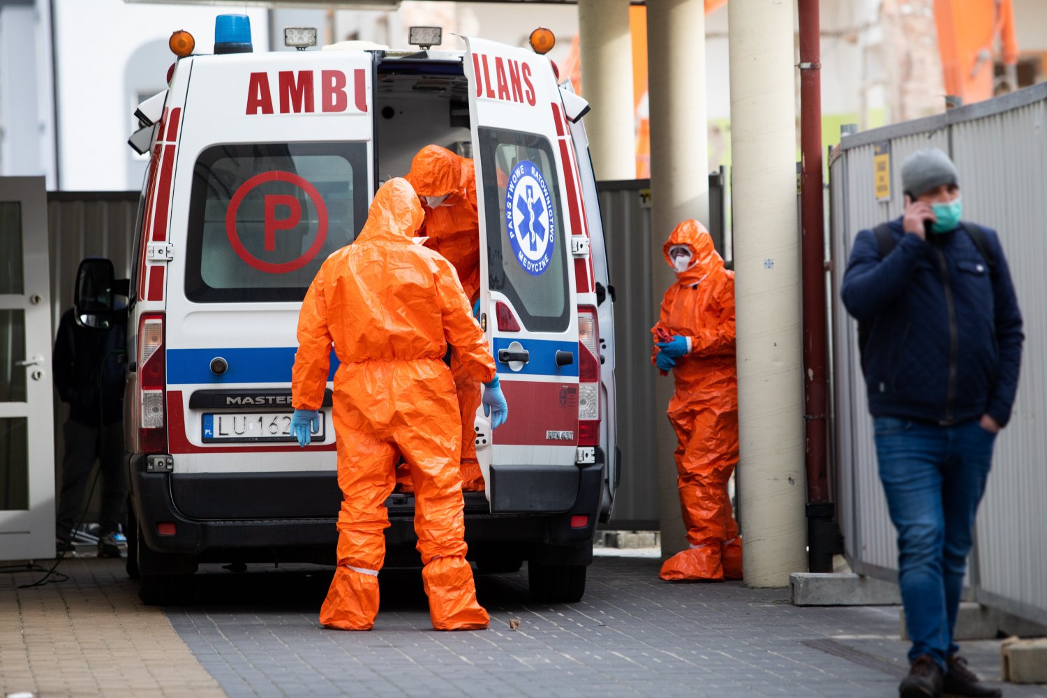 Średnia wieku ofiar śmiertelnych koronawirusa w Polsce jest o wiele niższa niż na świecie Koronawirus w Polsce. Kto umiera? Średnia wieku ofiar śmiertelnych koronawirusa w Polsce jest o wiele niższa niż na świecie.