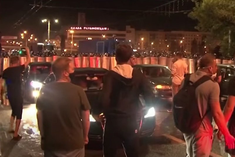 Po ogłoszeniu sondażowych wyników wyborów Białorusini wyszli na ulice. Doszło do brutalnych starć z milicją.