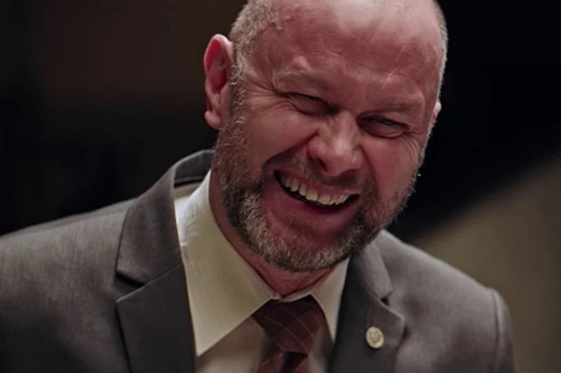 Wojciech Kalarus wykorzystuje wrodzone "szaleństwo" spojrzenia do odgrywania postaci Antoniego Macierewicza.