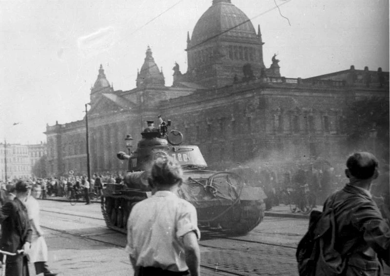 Sowiecki czołg w Lipsku, powstanie w NRD, 1953.