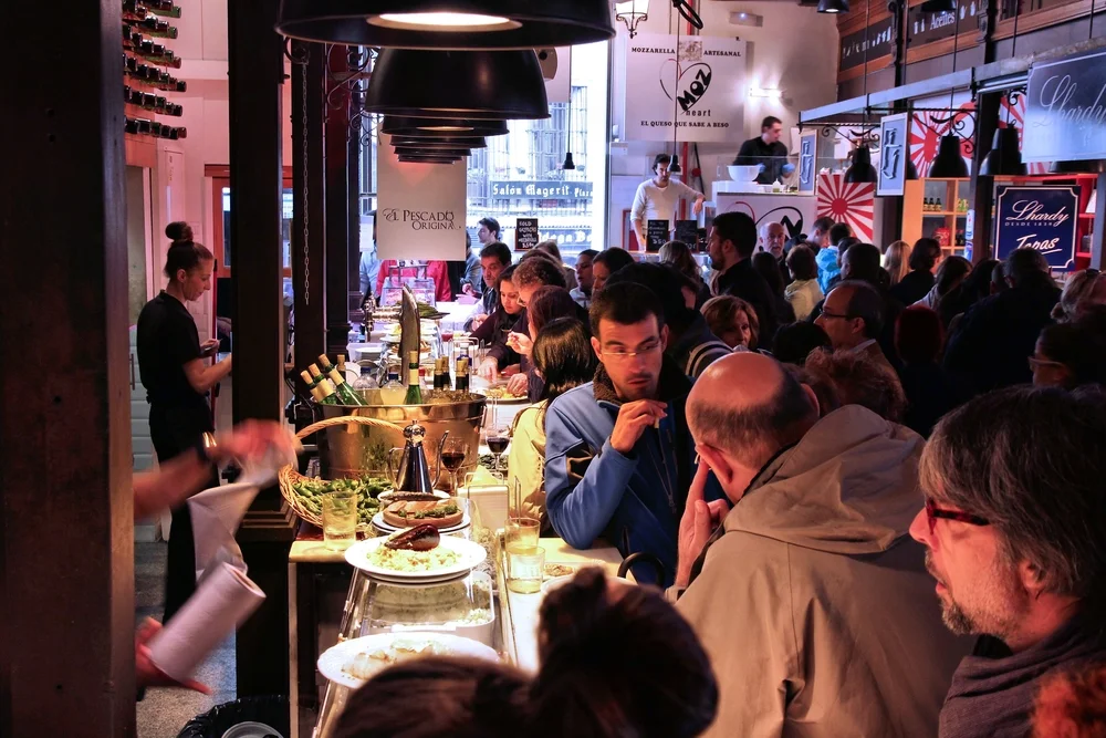 [url=http://shutr.bz/Quwq5a] Ludzie ucztujący w Mercado San Miguel [/url]