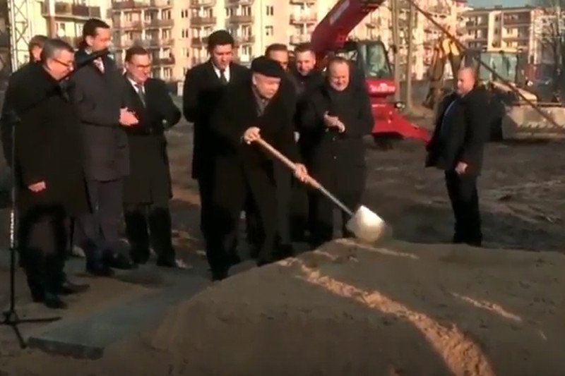 Jarosław Kaczyński wbija pierwszą łopatę pod budowę Mieszkań+ w Białej Podlaskiej.