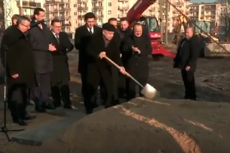 Jarosław Kaczyński wbija pierwszą łopatę pod budowę Mieszkań+ w Białej Podlaskiej.