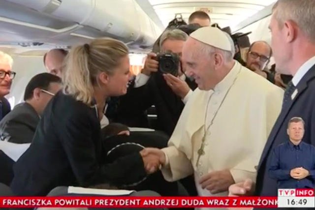 Dziennikarka TVP wręczyła papieżowi góralski kapelusz - w imieniu prezydenta Dudy.