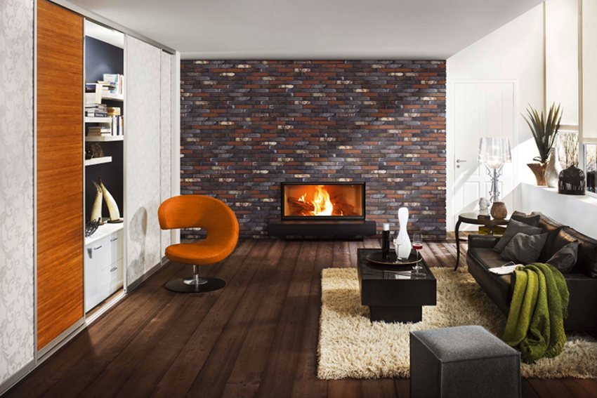 Barwa ceglanej ściany podkreśla ciepłą przytulną atmosferę