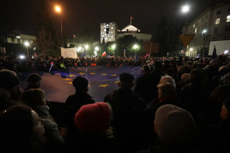 Tysiące ludzi przyszło dziś pod Sejm zaprotestować przeciwko nowelizacji ustawy o sądach powszechnych i SN.
