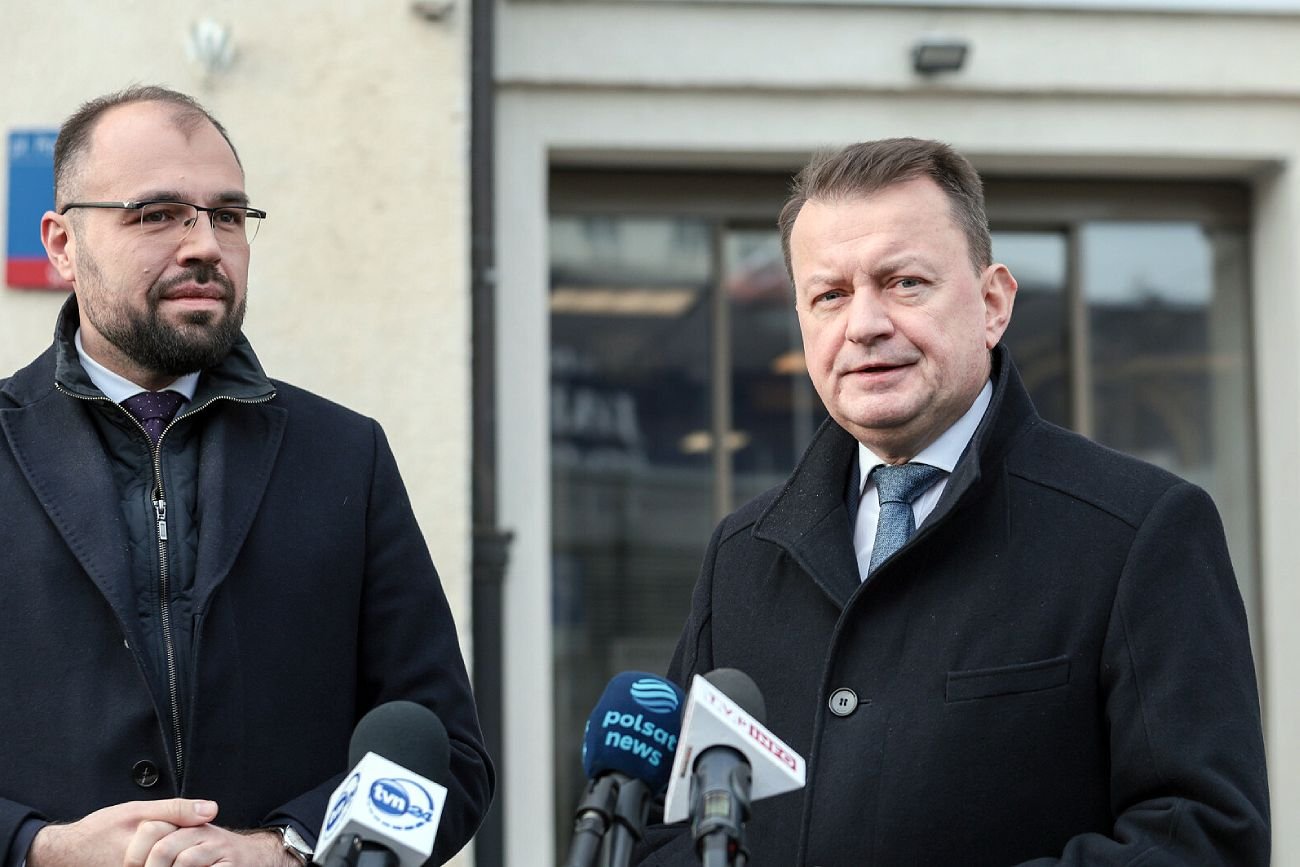 Szef klubu parlamentarnego PiS Mariusz Błaszczak na konferencji prasowej.