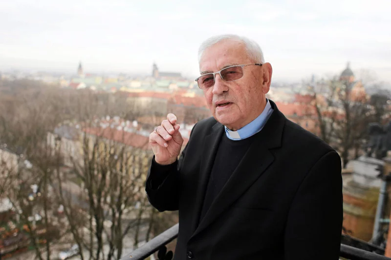 Zdaniem bp. Tadeusza Pieronka, w Boże Narodzenie trzeba za wszelką cenę uciekać od tematów politycznych, bo zepsują one święta.