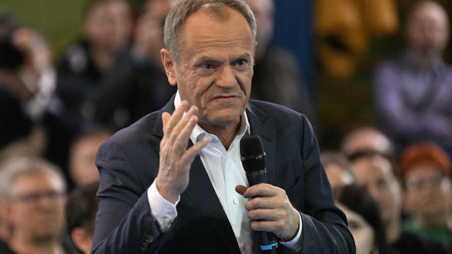 Sondaż. Cios dla Donalda Tuska. Polacy nieufni ws. programów socjalnych.