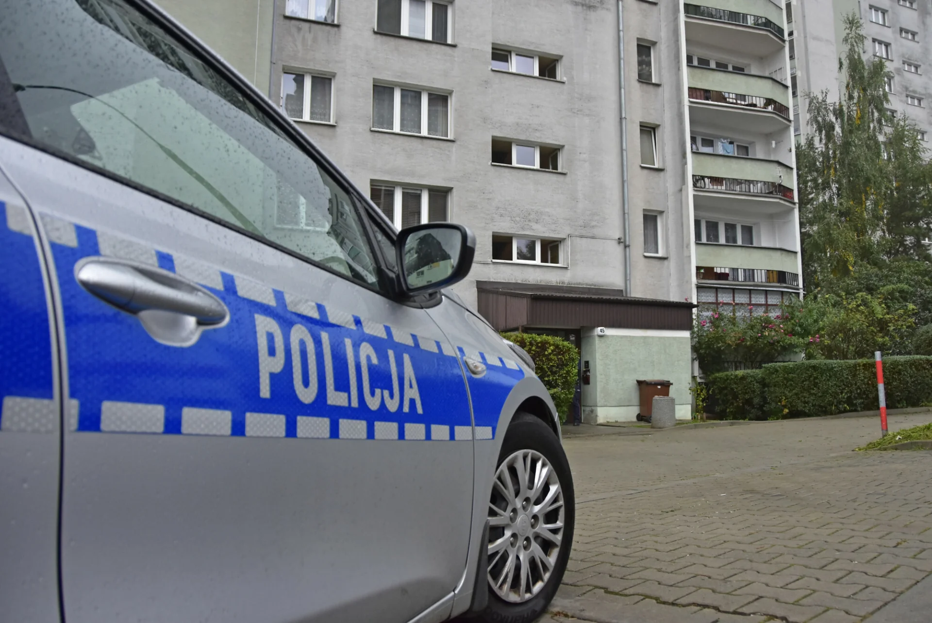 Mężczyzna wypadł z dziewiątego piętra 10-piętrowego bloku w Lublinie.