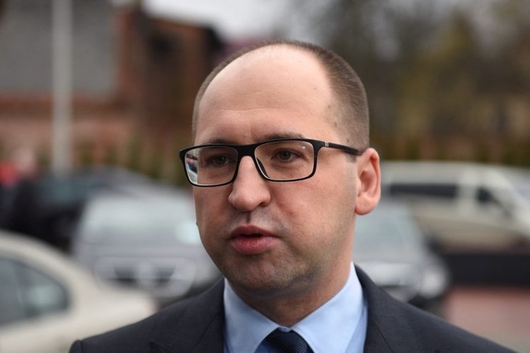 Adam Bielan skomentował złamanie ręki uczestniczce protestu kobiet przez policję.