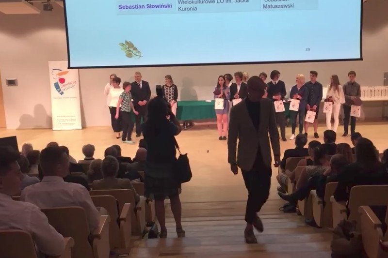 Uczeń, laureat olimpiady przedmiotowej, odmówił odebrania nagrody od miasta stołecznego Warszawy.