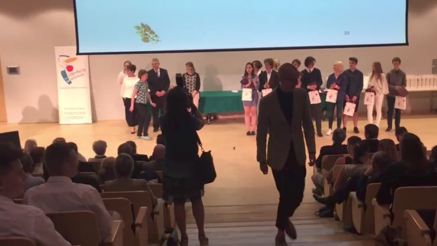 Uczeń, laureat olimpiady przedmiotowej, odmówił odebrania nagrody od miasta stołecznego Warszawy.
