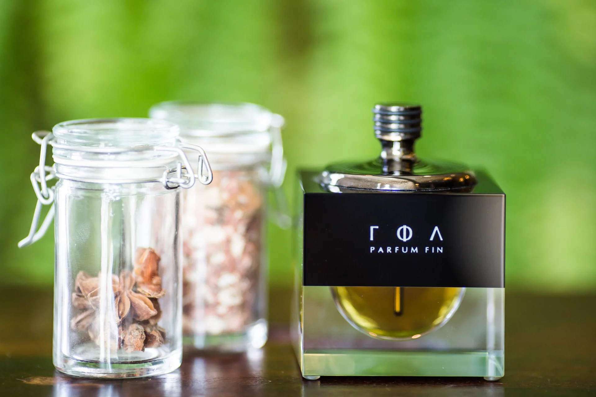 Różowy pieprz, róża, zielona mandarynka, anyż, mech... Perfumy NABUCCO to perfumiarskie dzieło, które łamie wszelkie stereotypy i ramy przyzwoitości. Dla wielbicieli kwiatowo-orientalnych nut.