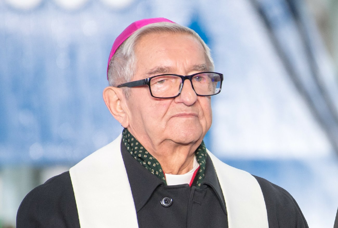 Abp Głódź trafił do szpitala w ciężkim stanie? Archidiecezja dementuje.