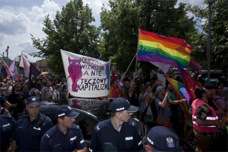 Uczestnicy marszu równości w Częstochowie nieśli ze sobą tęczowe godło. To nie spodobało się ministrowi.