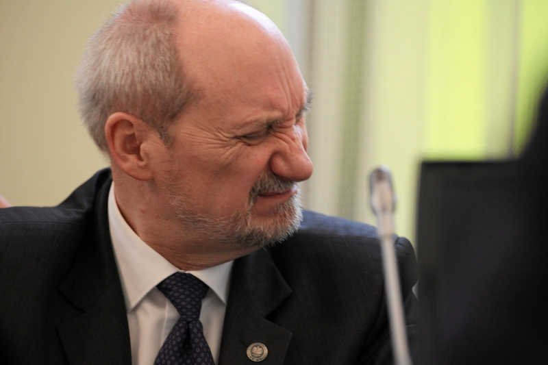 Według wielu osób działalność Antoniego Macierewicza jest szkodliwa. Ale nic z tym nie można zrobić.