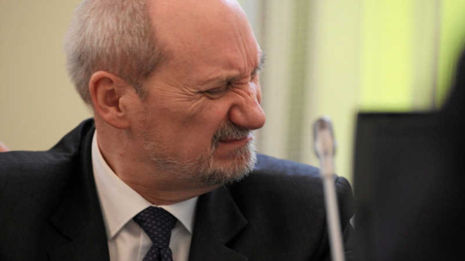 Według wielu osób działalność Antoniego Macierewicza jest szkodliwa. Ale nic z tym nie można zrobić.