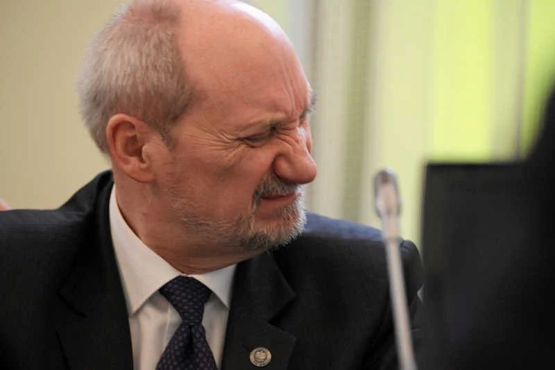 Według wielu osób działalność Antoniego Macierewicza jest szkodliwa. Ale nic z tym nie można zrobić.