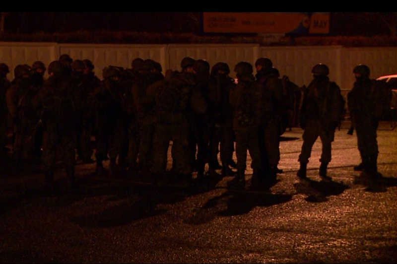 Grupa mężczyzn opanowała lotniskow Symferopolu.