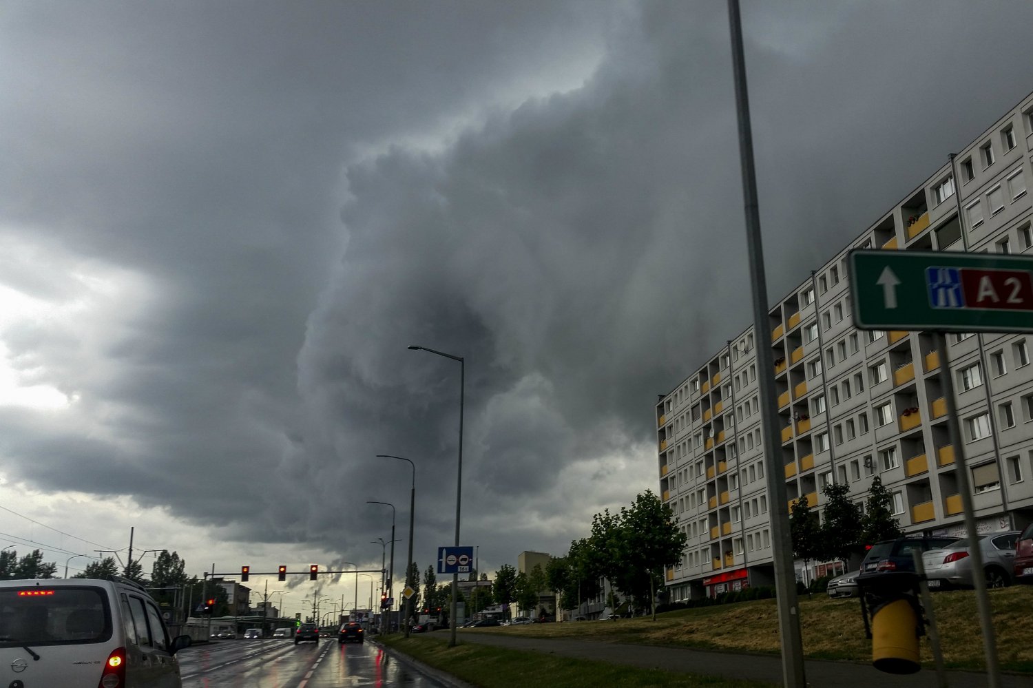 W piątkowe popołudnie będzie deszczowo i burzowo.