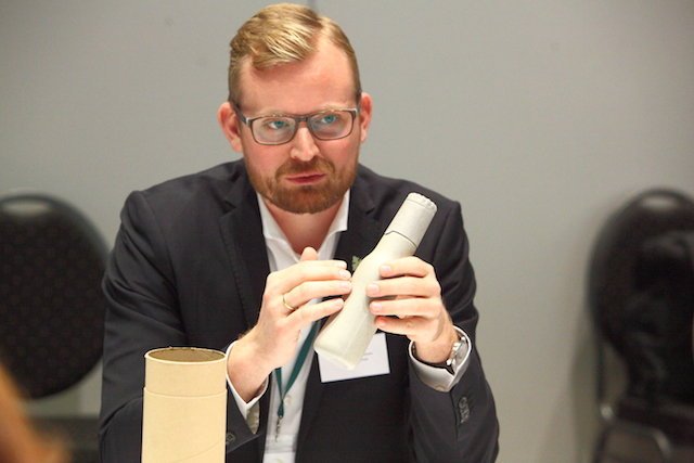 Simon Boas Hoffmeyer z Grupy Carlsberg przedstawia ekologiczną butelkę na piwo